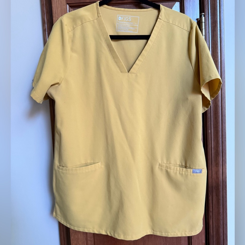 Figs Light Gold Casma™ - Three-Pocket Scrub Top